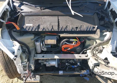 2023 Tesla Model Y Awd/Long Range Dual Motor All-Wheel Drive z USA, uszkodzony, nr VIN 7SAYGDEE7PF660352